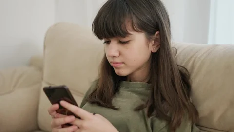 Advierten sobre un juego viral que incita a jóvenes a cortar contacto con sus hogares por 48 horas