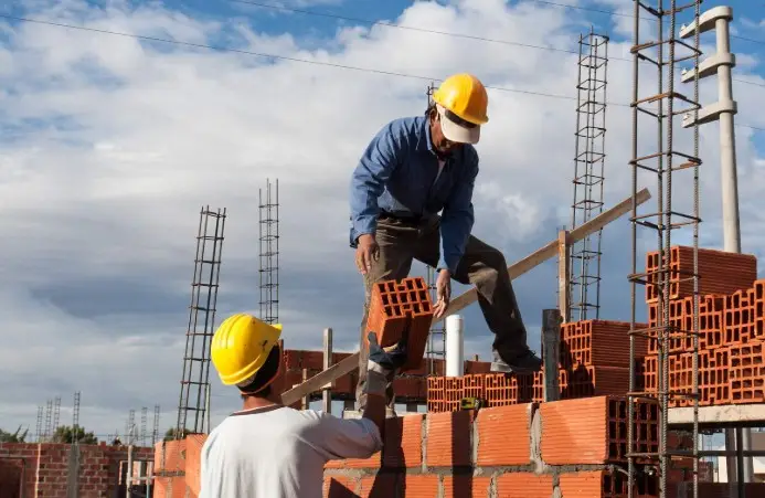 Caída en la actividad: la industria retrocedió 5% y la construcción cayó 4,6% durante julio