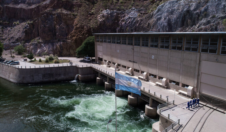 Tras un decreto de Milei, Mendoza cobrará el 100% de los fondos energéticos del complejo Los Nihuiles